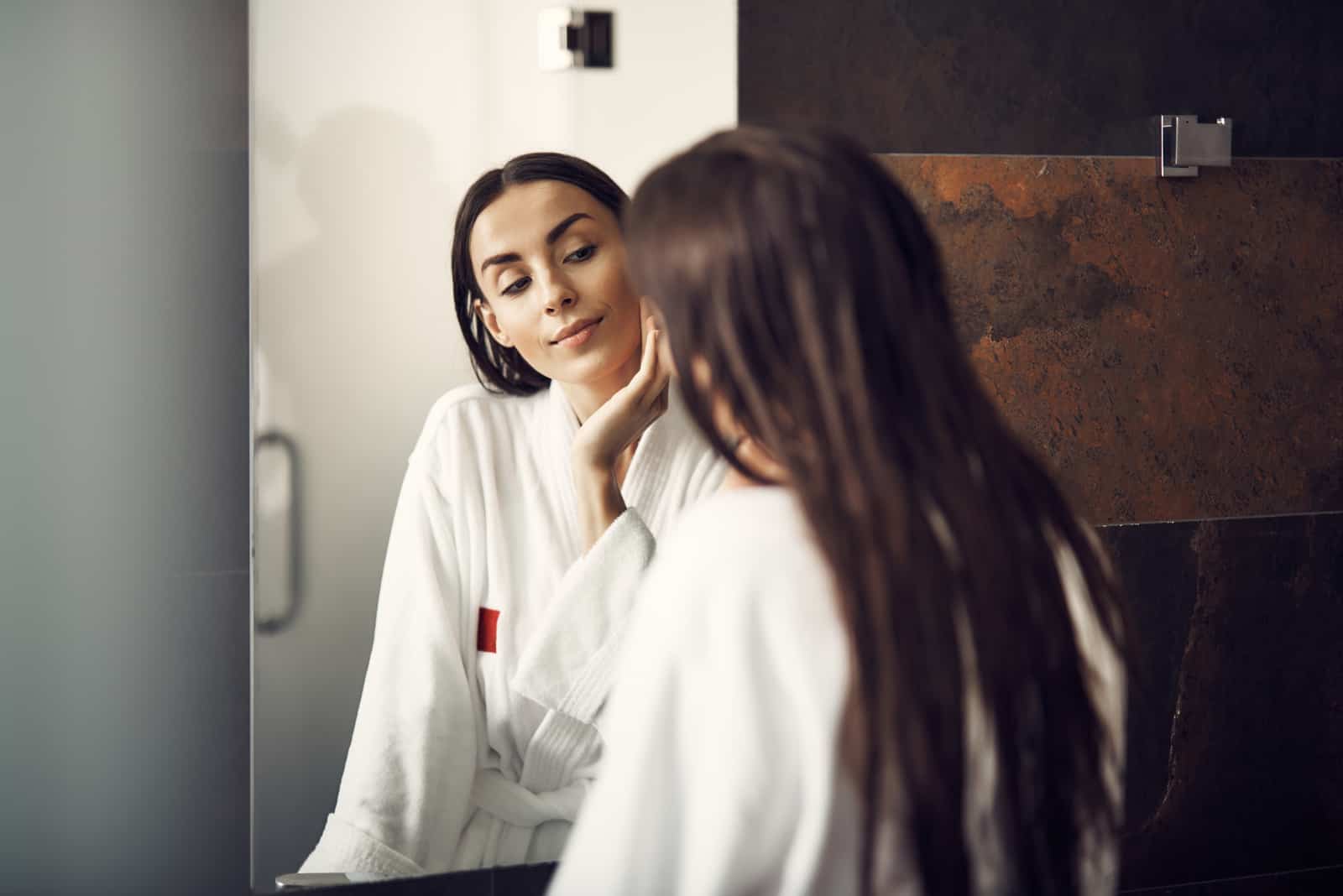 Belle femme regardant dans le miroir