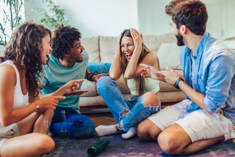 un groupe d'amis assis par terre