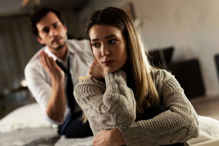 un homme et une femme se disputent