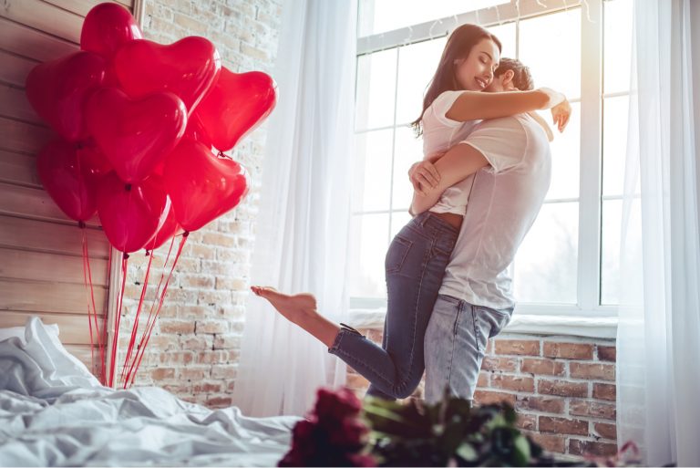 Beau jeune couple à la maison