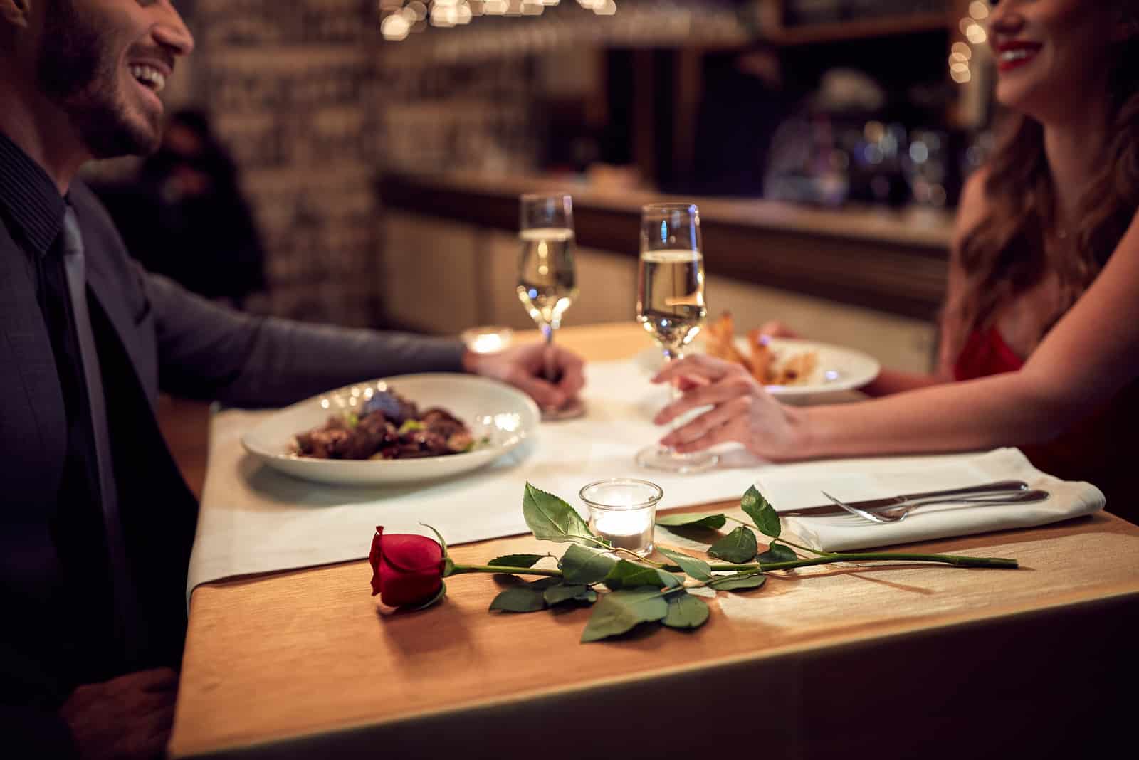 Couple a une soirée romantique au restaurant