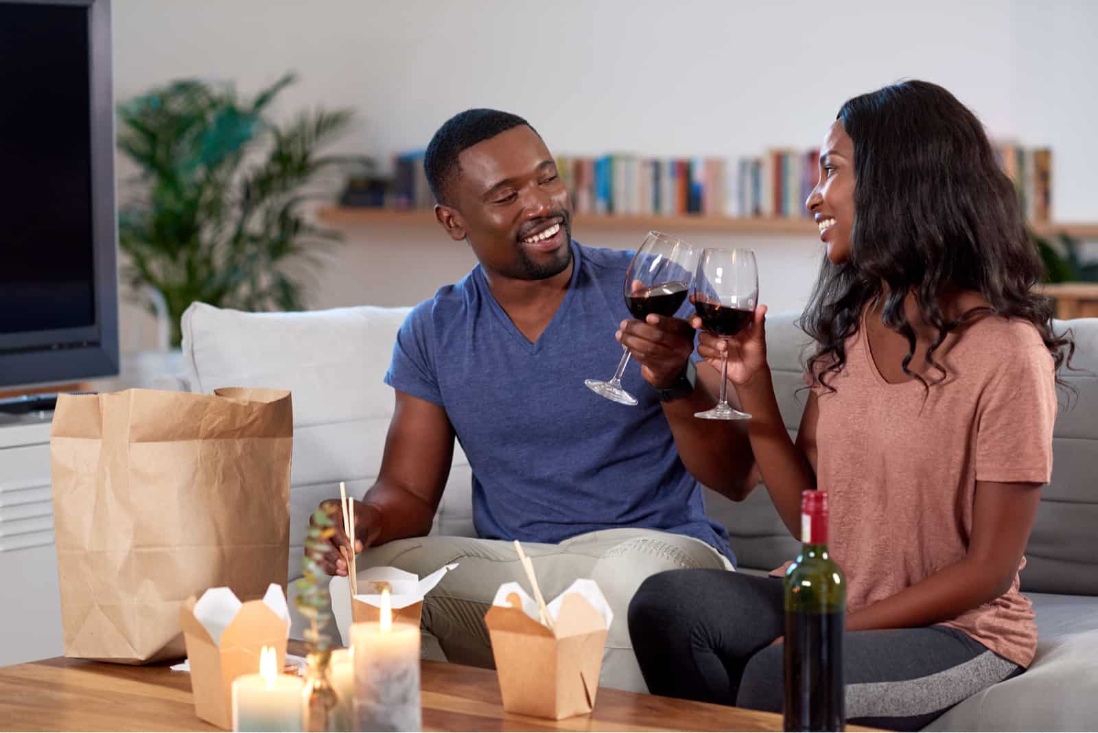 Couple appréciant la nourriture livrée