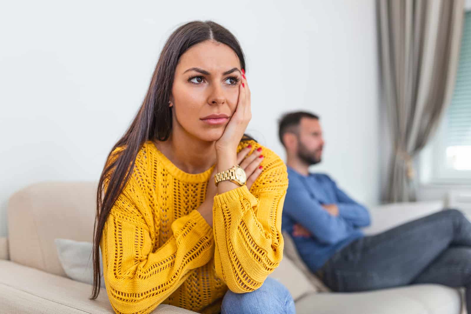 Couple frustré se disputant et ayant des problèmes de mariage
