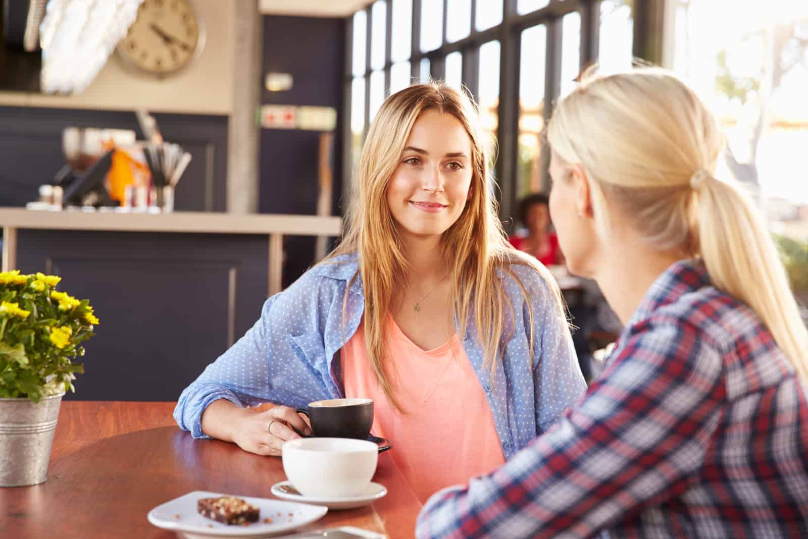 Deux amies parlant dans un café