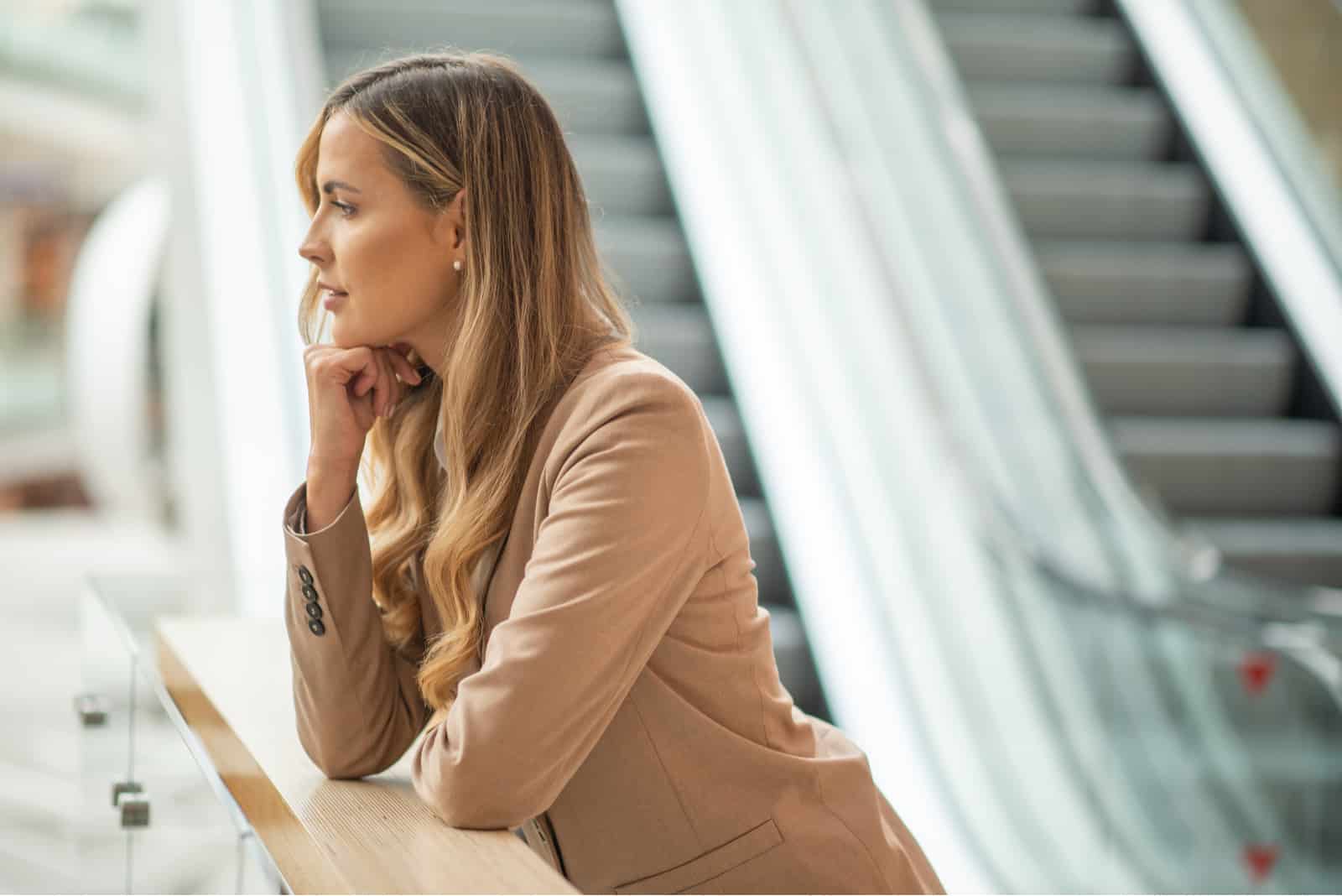 Femme affaires attente et réflexion