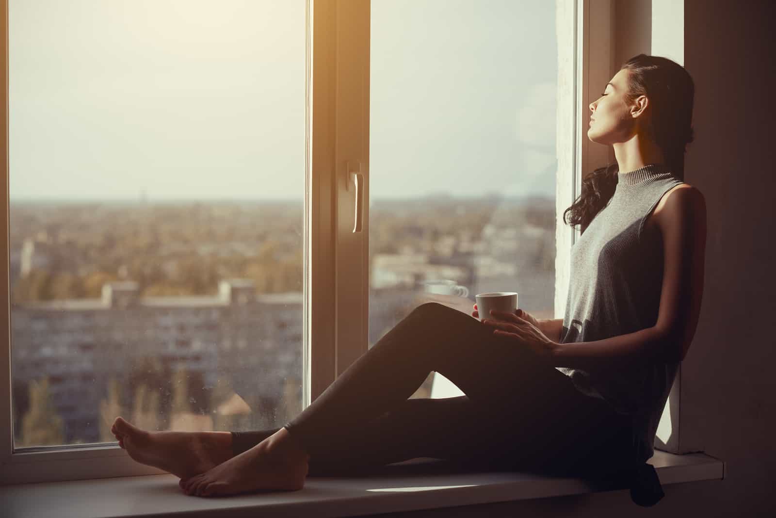Femme au repos et à la pensée avec les yeux fermés