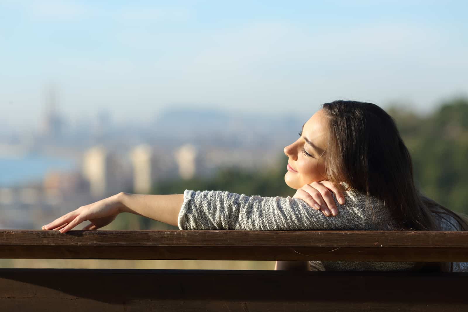 Femme détendue reposant assis sur un banc