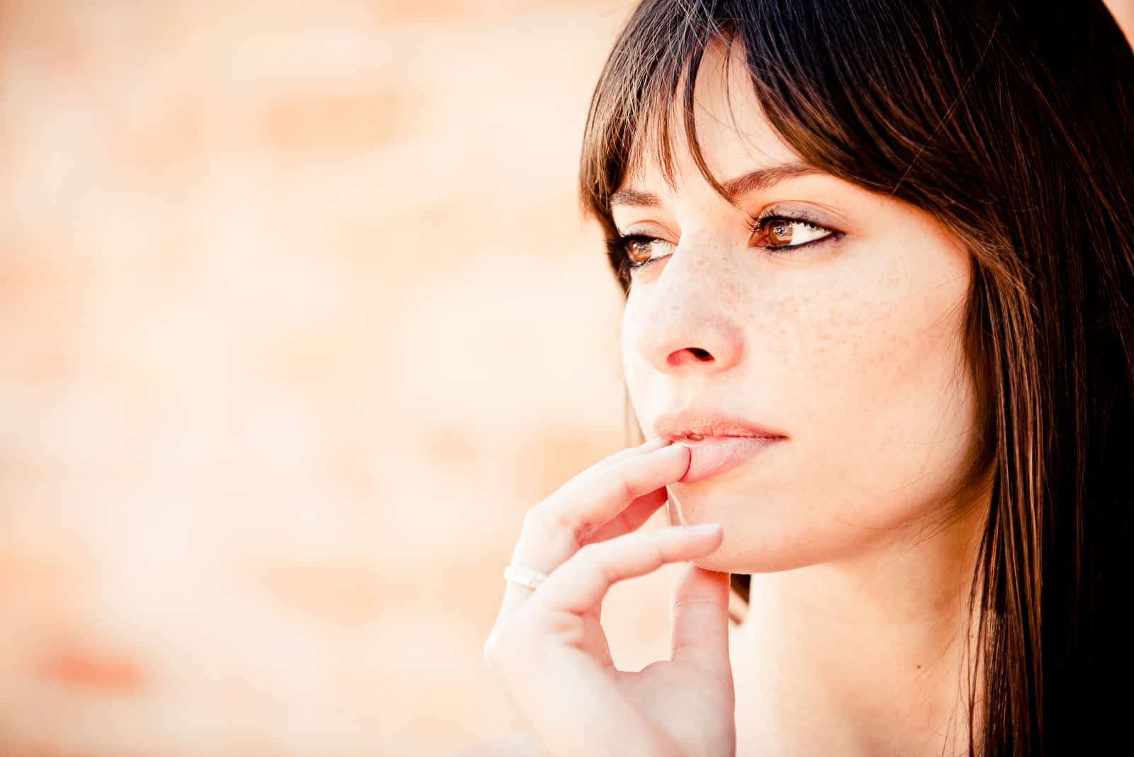 Femme pensive à la recherche de suite