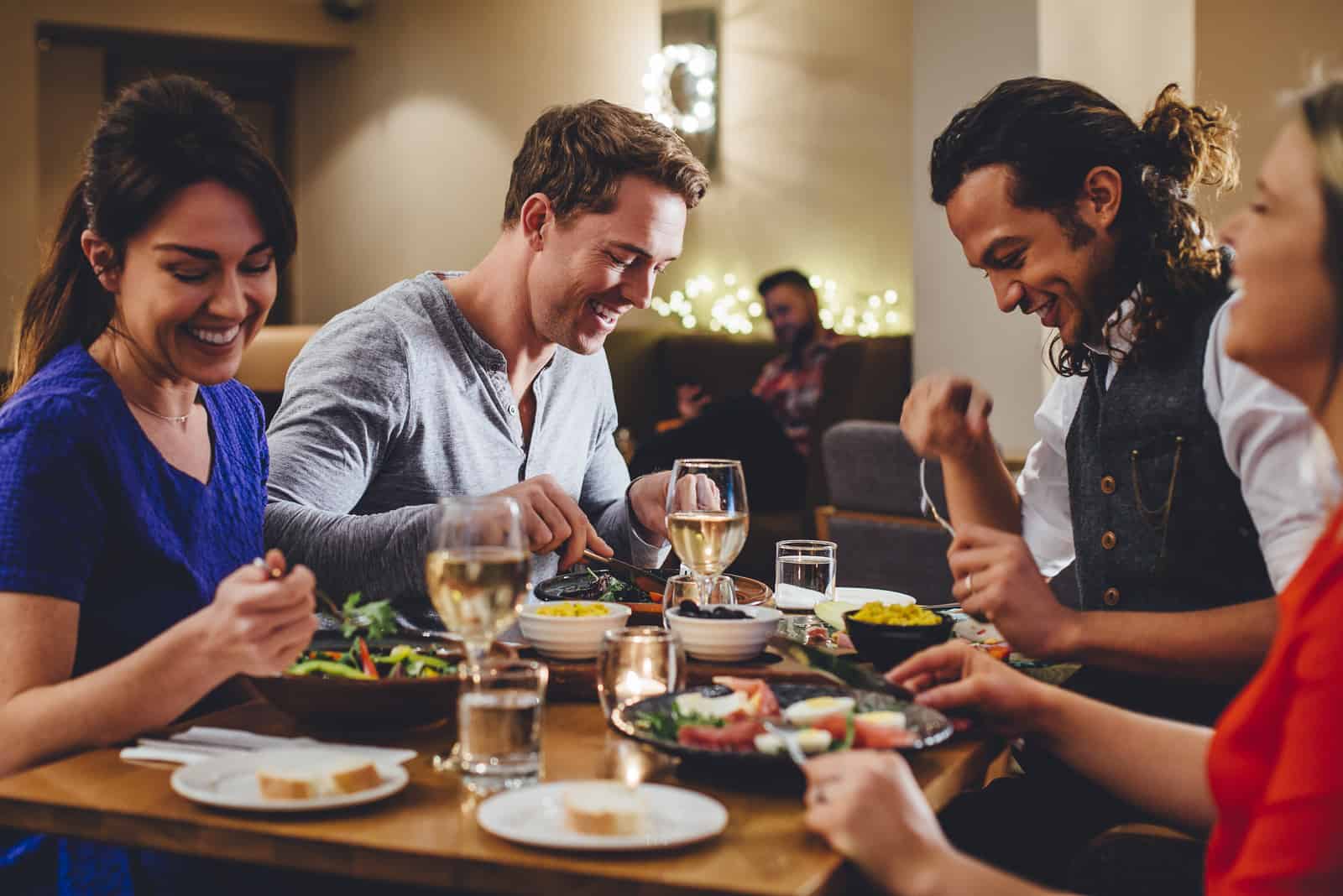 Groupe d'amis bénéficiant d'un repas du soir