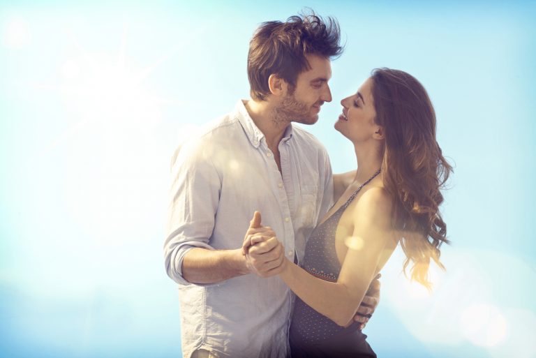homme et femme dansant