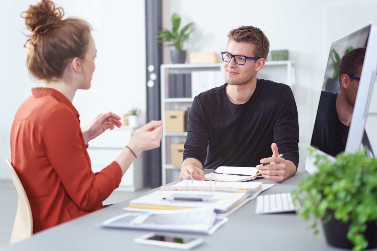 Signes De Flirt Au Travail Signes De Flirt Au Travail : 20 Signes Évidents Que Vous Plaisez À Un