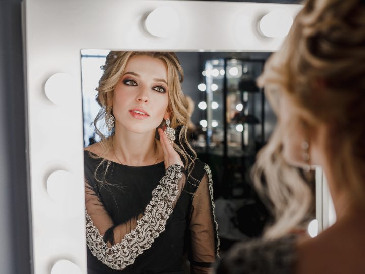 L’effet Miroir En Psychologie : Une Porte Vers Le Bonheur