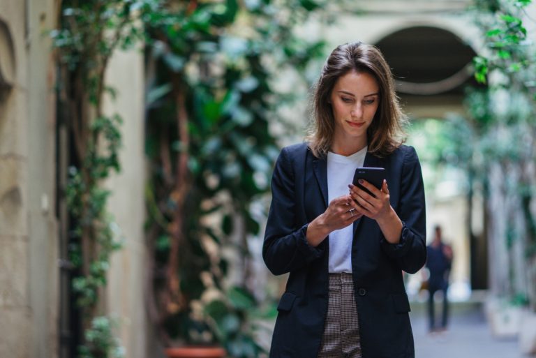 une femme imaginaire debout dans la rue et un bouton sur le téléphone