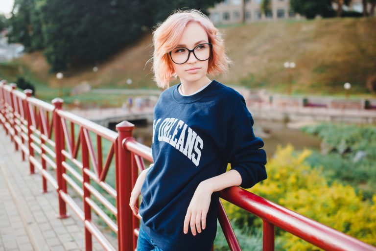 la femme imaginée se tient appuyée contre la balustrade