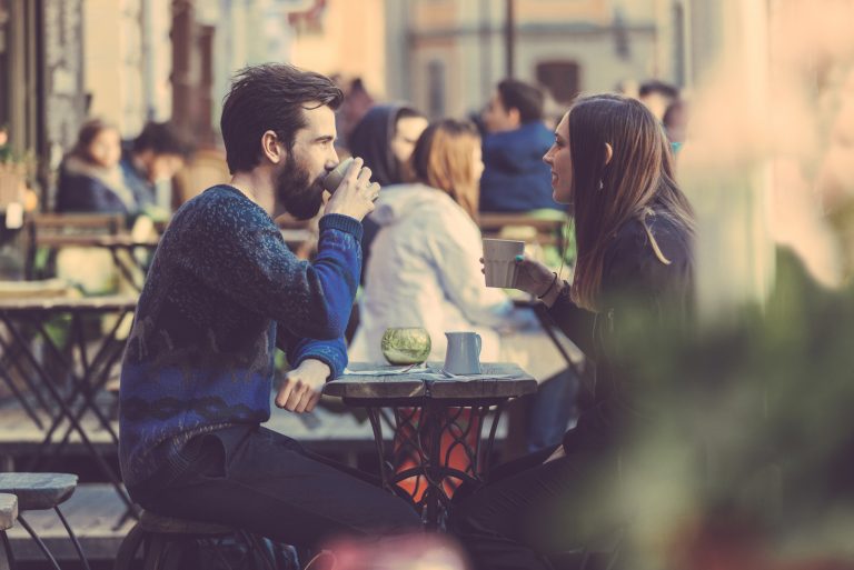 Couple de boire du café dans la vieille ville de Stockholm