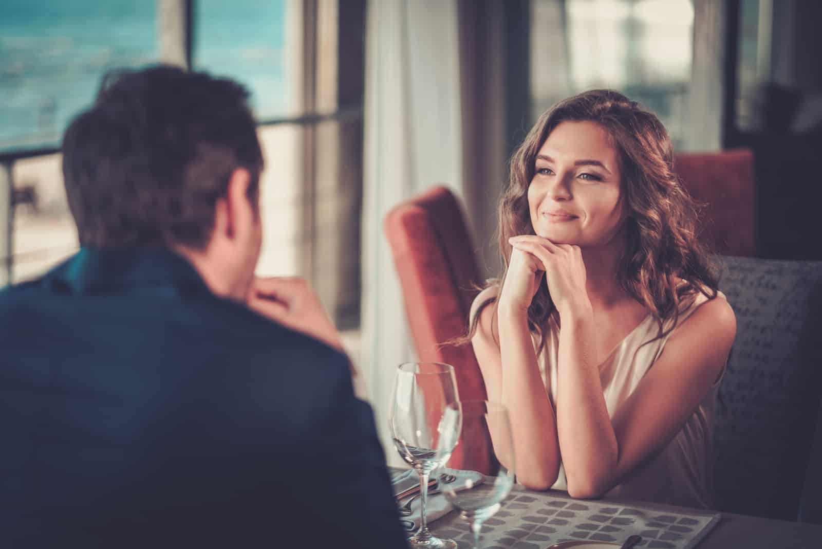 Beau couple dans un restaurant