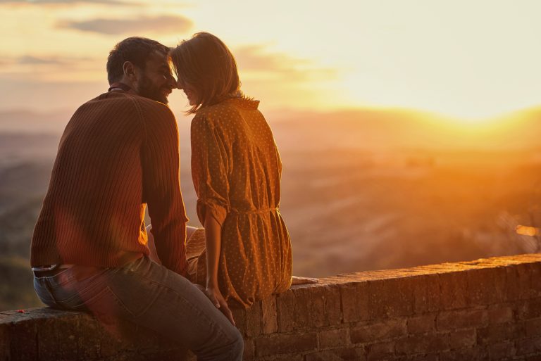 couple d'amoureux profitant du coucher du soleil et des câlins