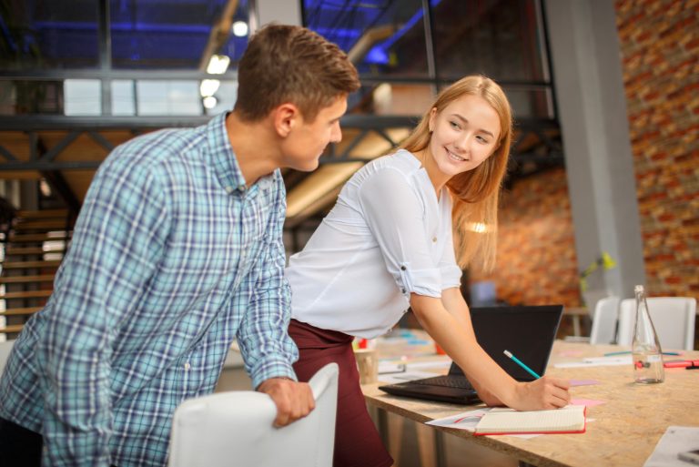 jeune femme travaillant avec l'homme dans un studio moderne