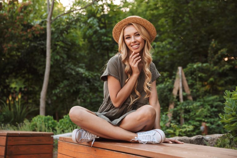 une femme aux longs cheveux bruns avec un chapeau sur la tête