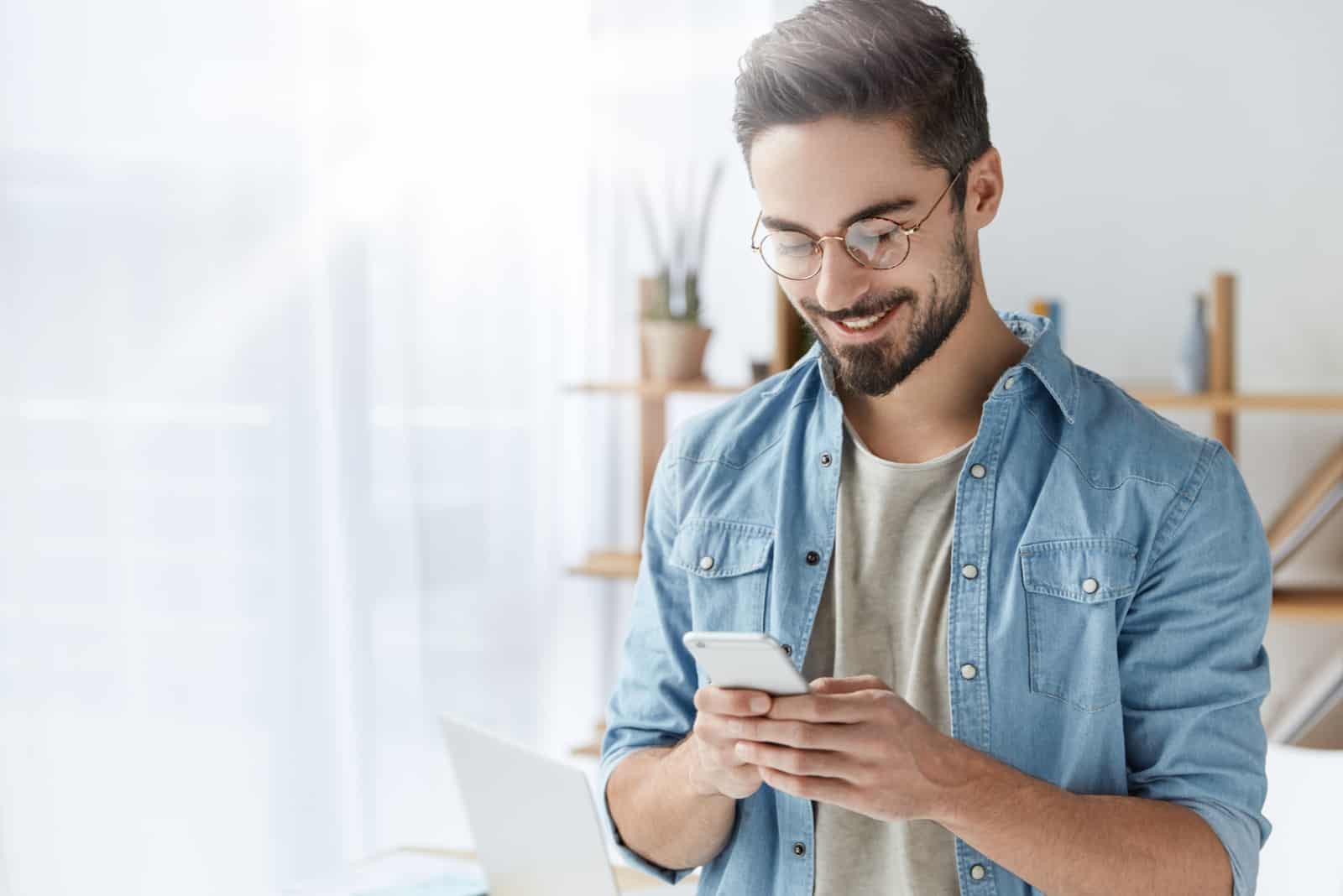 barbu porte des vêtements élégants et une chemise en jean
