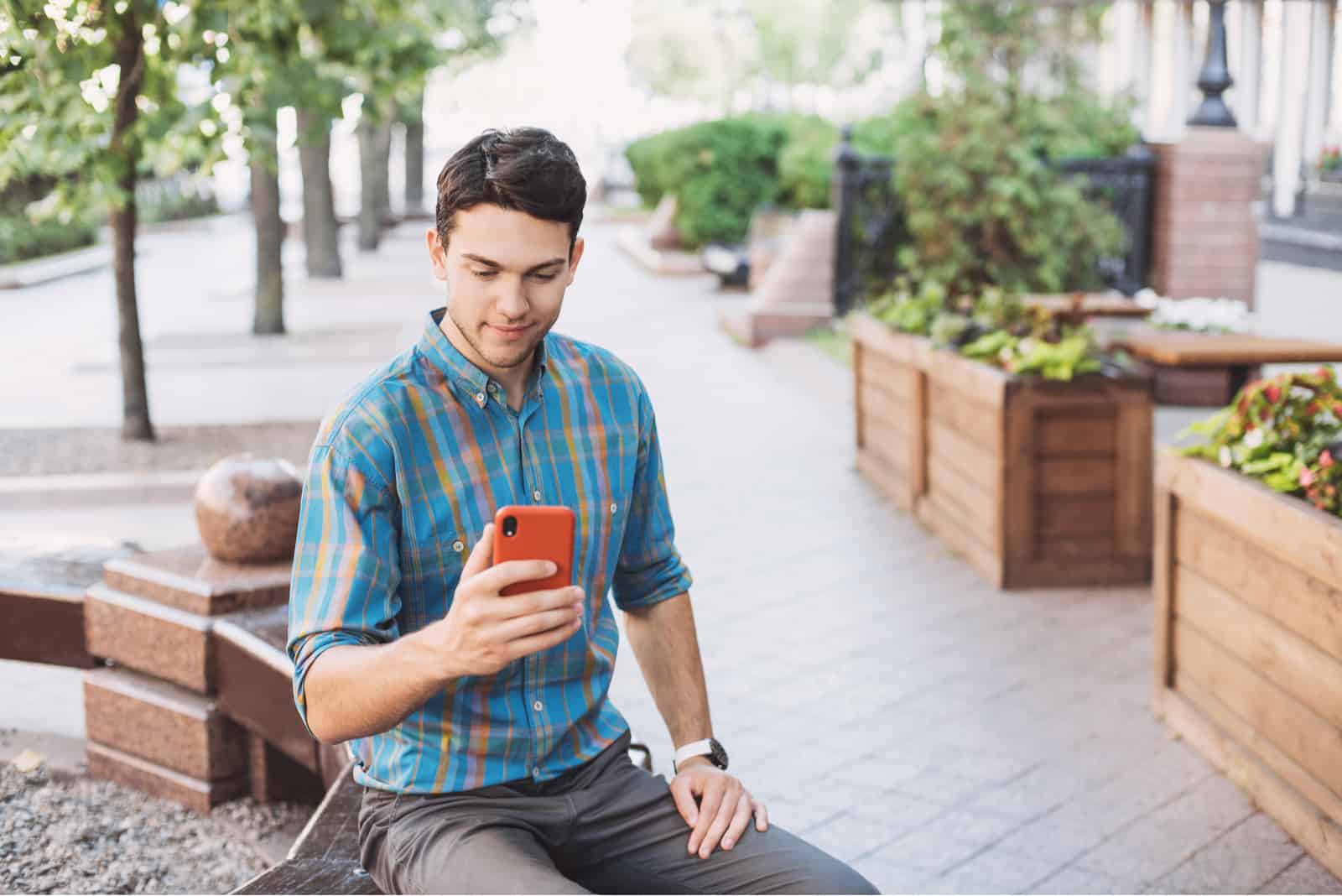 bel homme d'affaires à l'aide de smartphone dans une ville