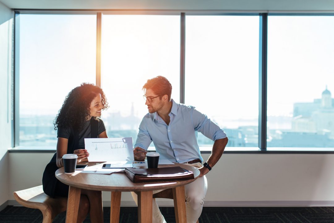 21 Signes De Flirt Au Travail À Repérer Facilement