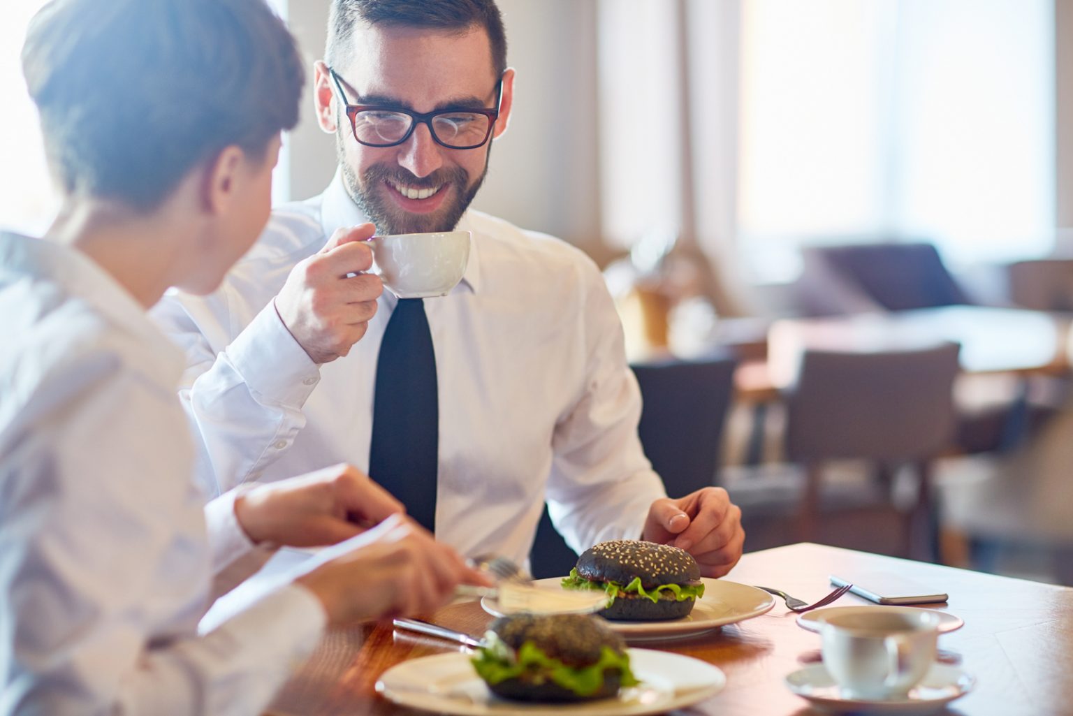 21 Signes De Flirt Au Travail À Repérer Facilement