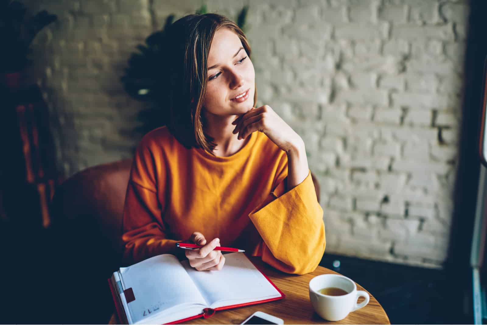 étudiant avec coupe de cheveux courte rêvant d'écrire des plans