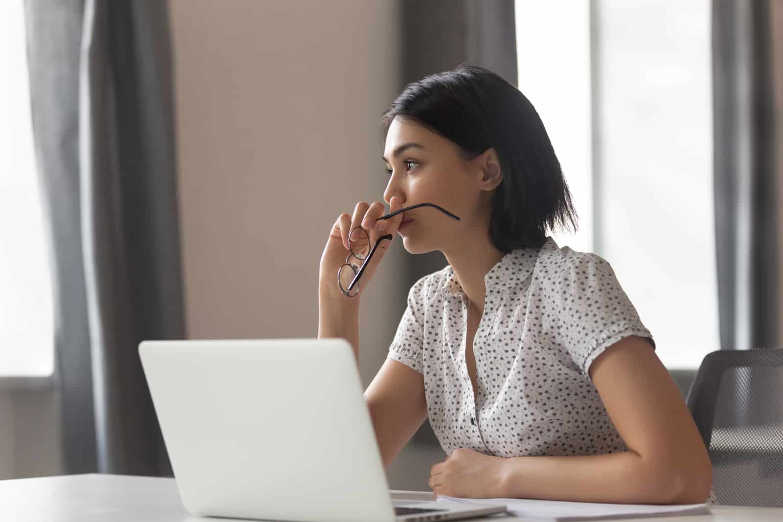 femme affaires regarder loin penser résoudre problème
