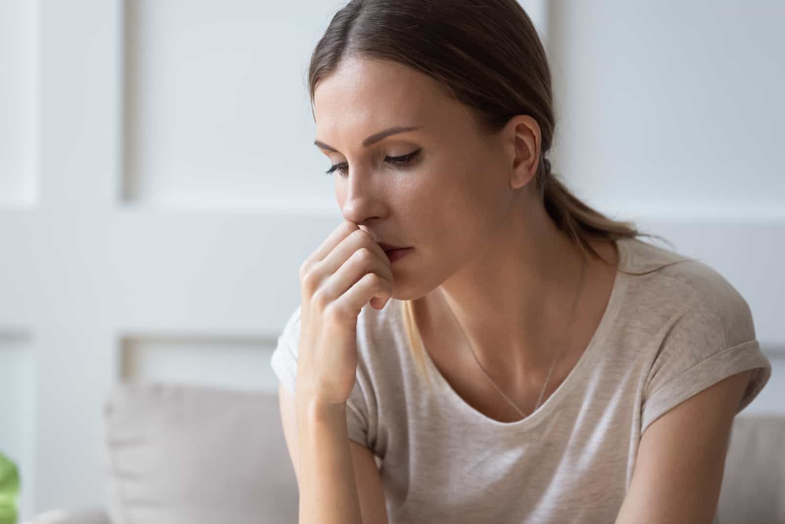 femme assise seule en pensant aux relations problèmes personnels