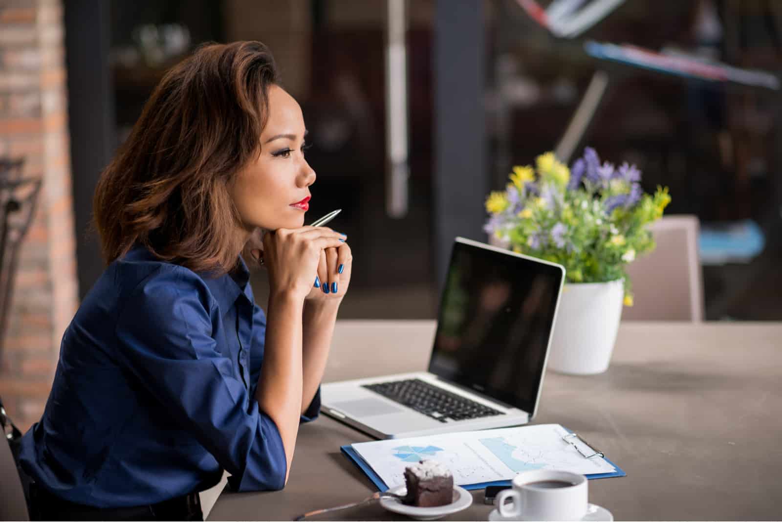 femme d'affaires réfléchissant à des idées