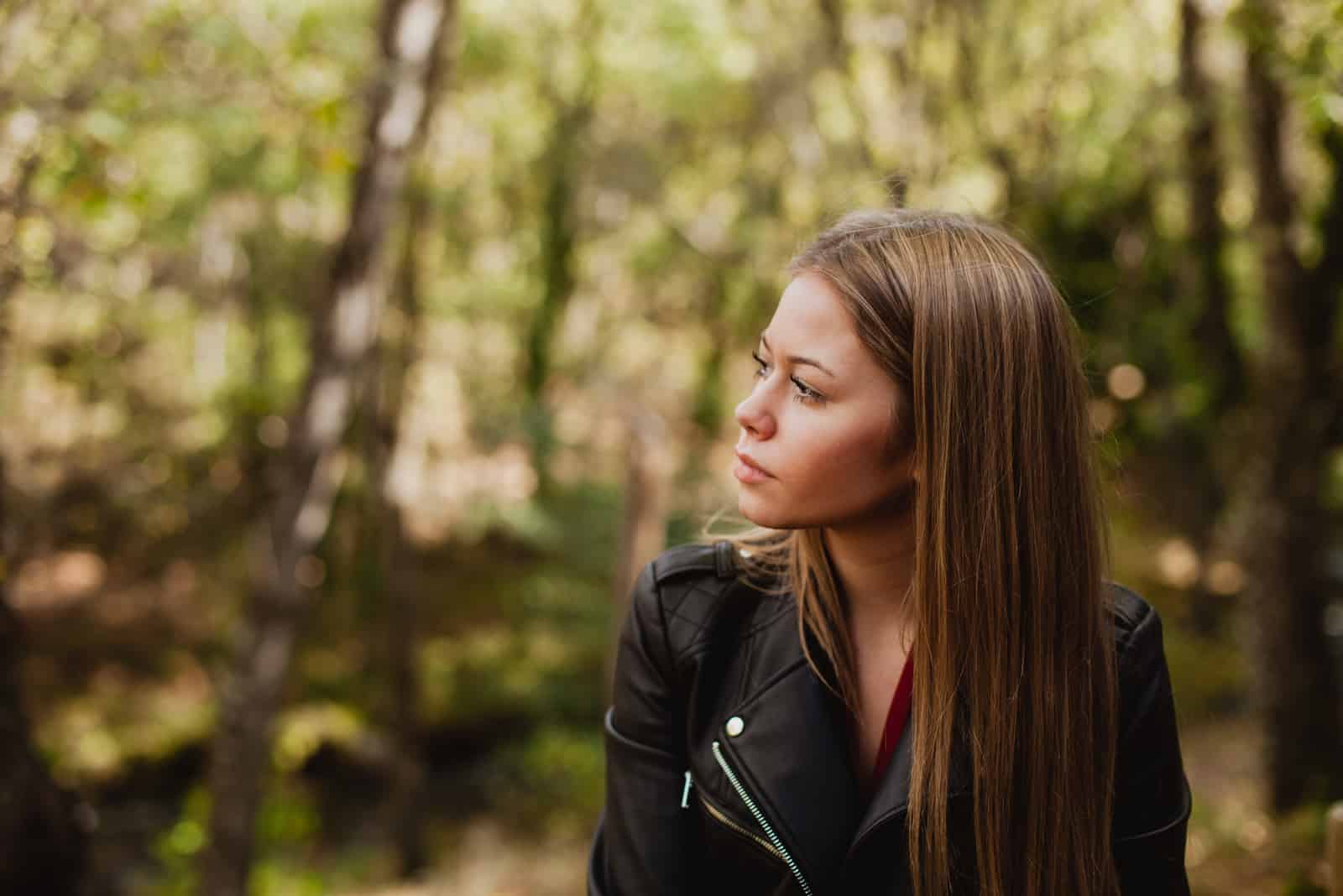 femme dans une belle forêt en automne