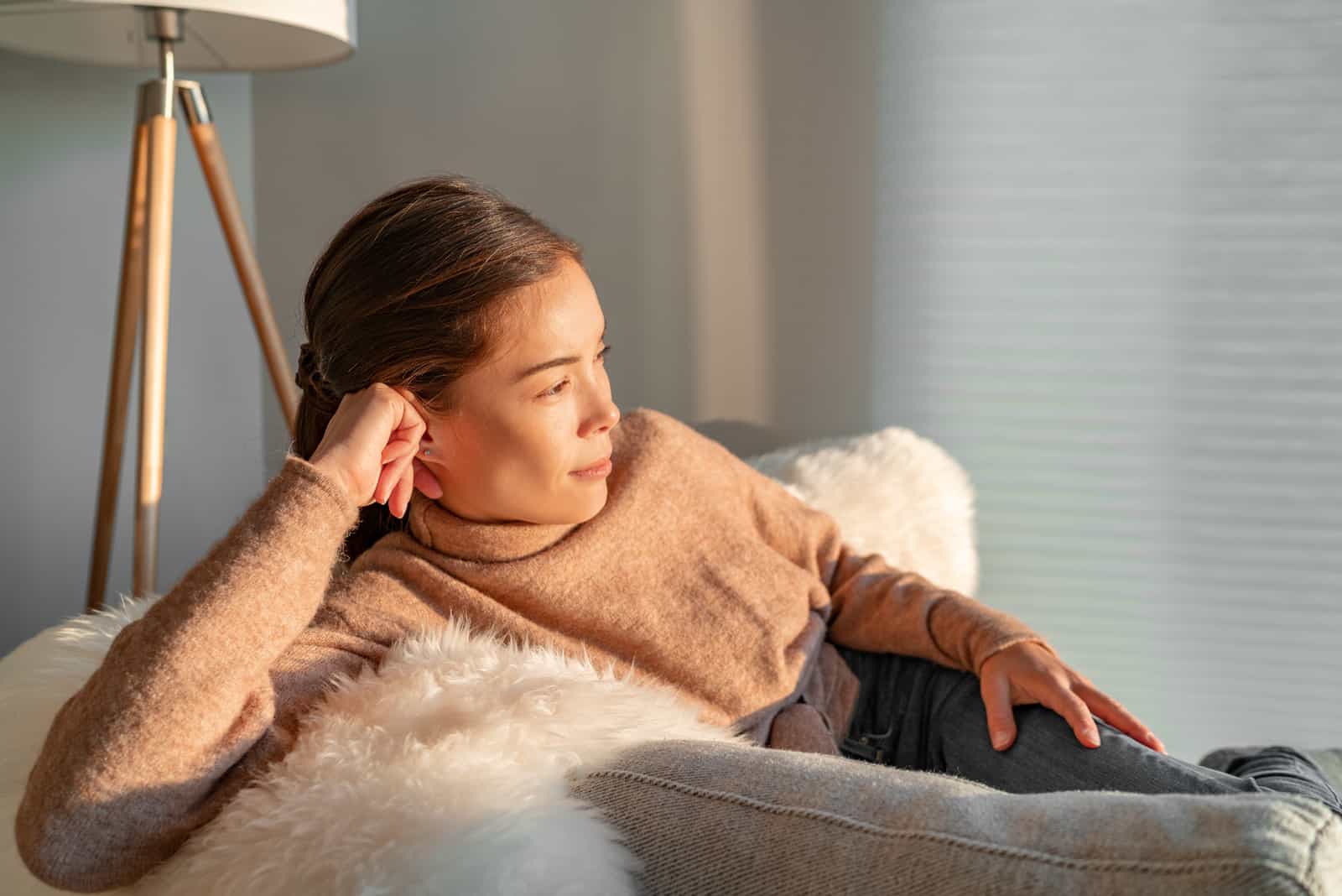 femme détente pensive regardant par la fenêtre