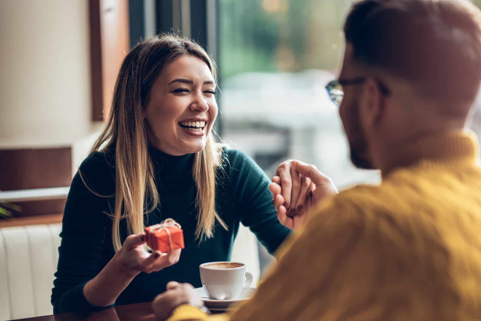 femme réception boîte cadeau de petit ami dans a café