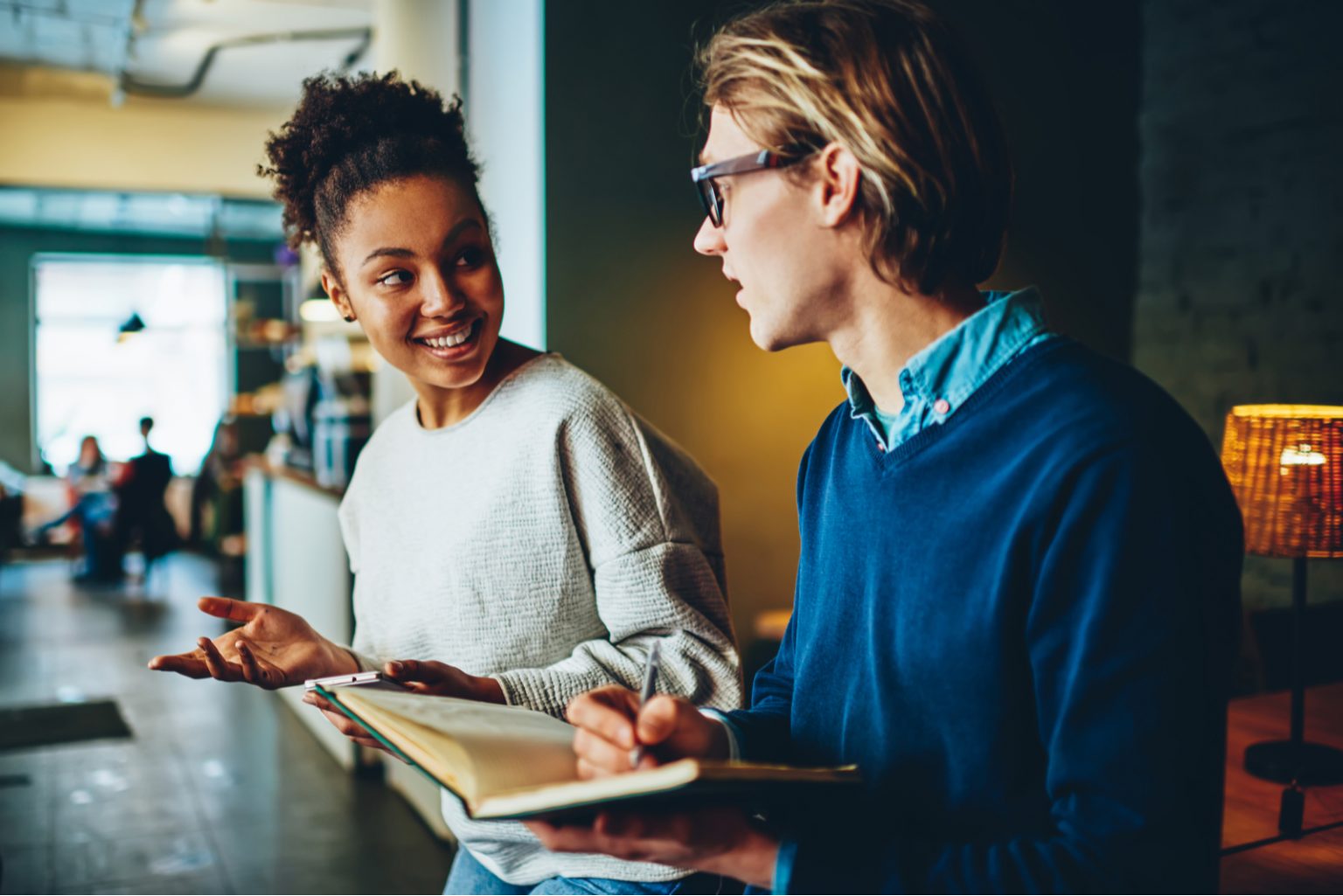 21 Signes De Flirt Au Travail À Repérer Facilement
