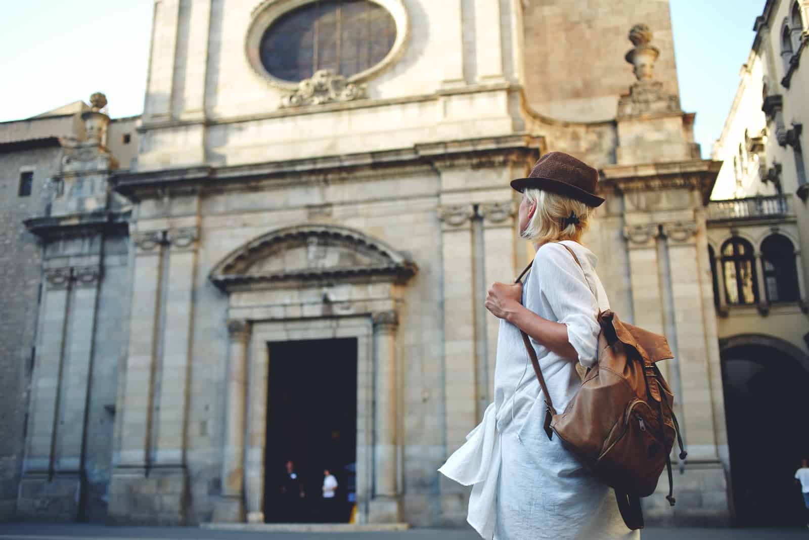 femme voyageur avec un sac à dos sur son épaule