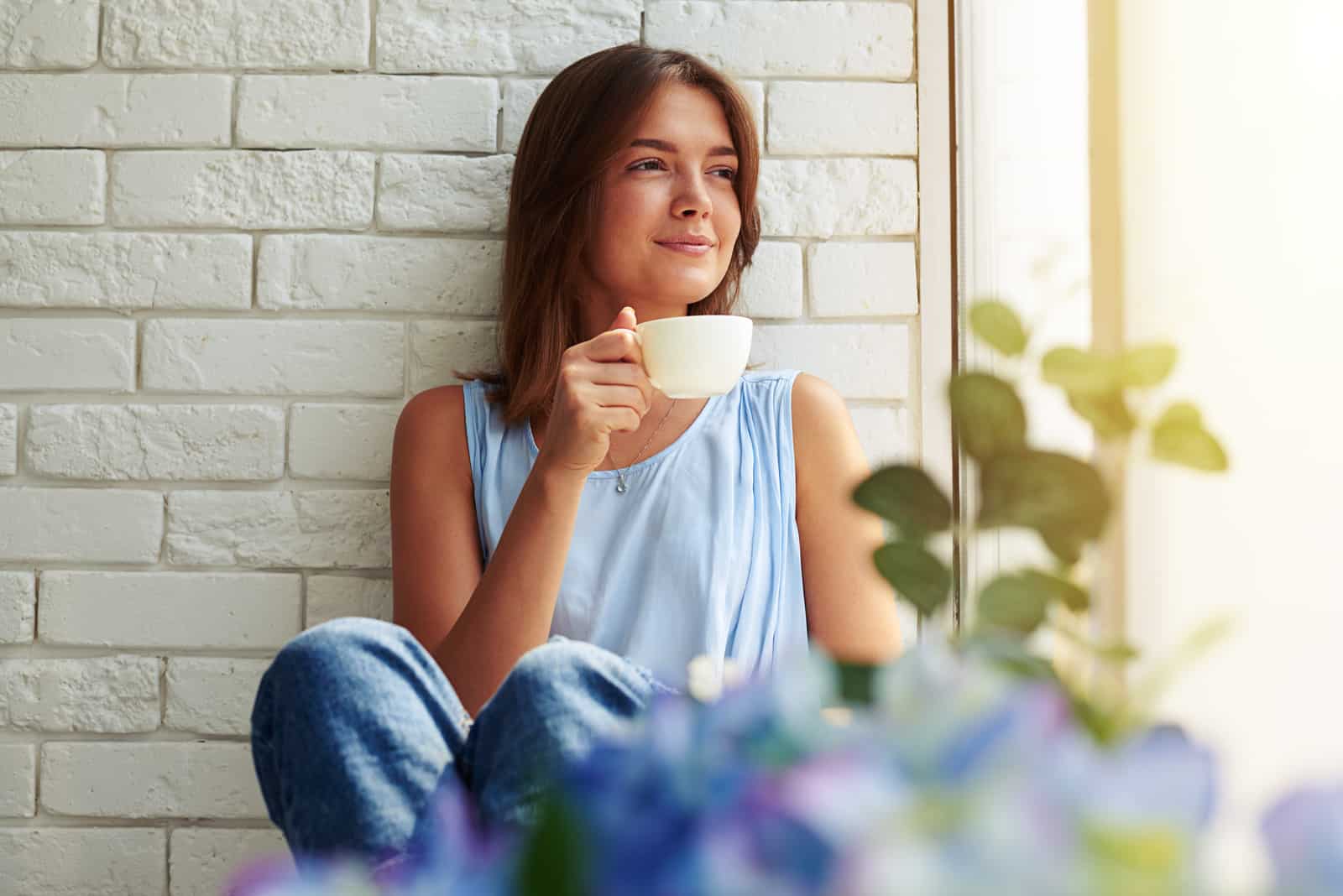 fille a apprécié le moment de détente et de boire