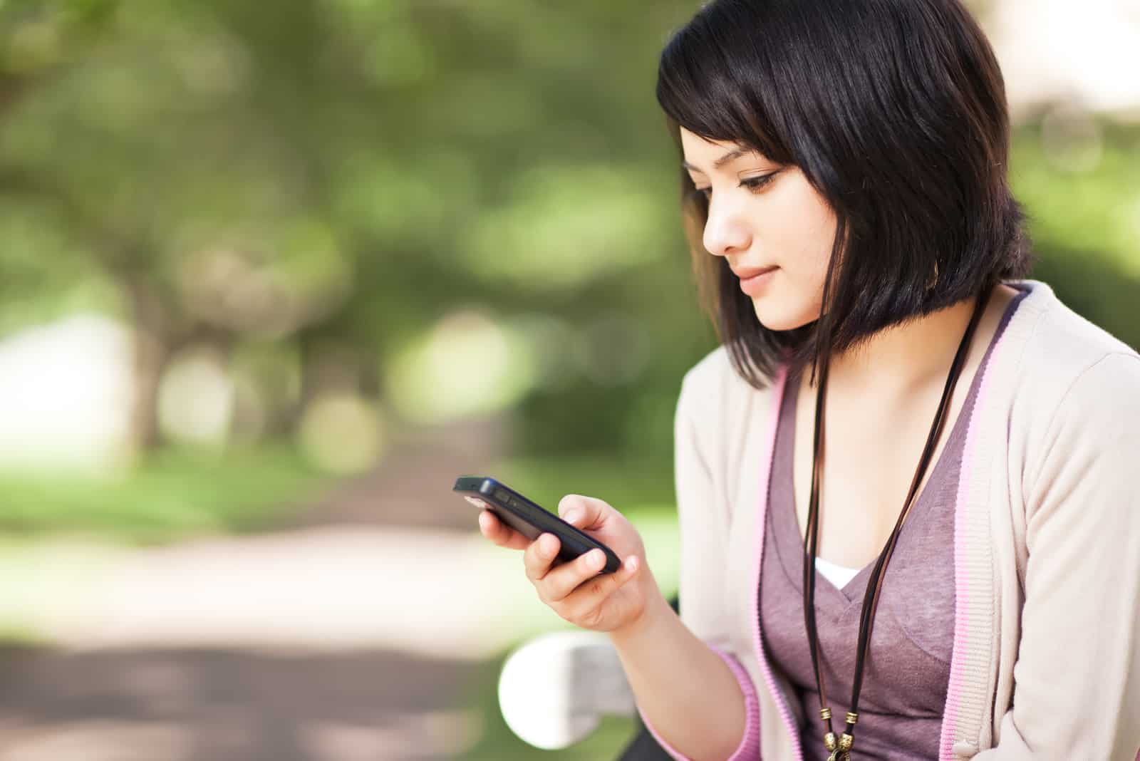fille envoyant des SMS au téléphone