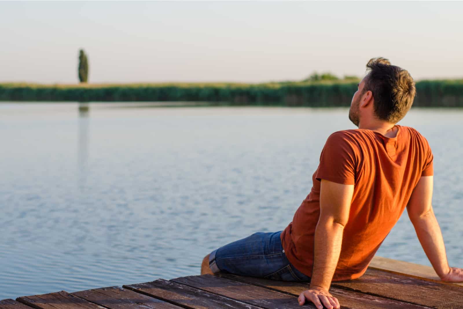 homme assis se détendre et profiter de la vue sur la belle nature