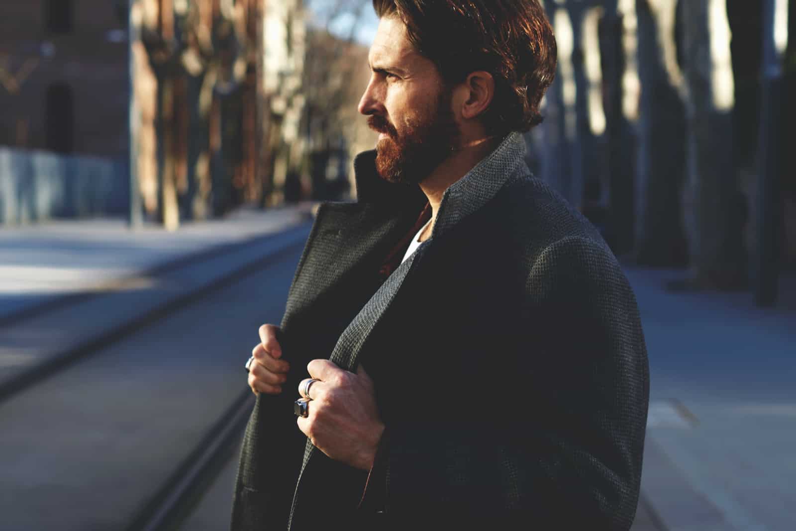 homme bien habillé avec barbe