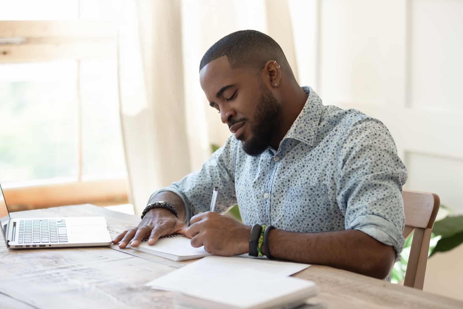homme étudiant pigiste prenant des notes