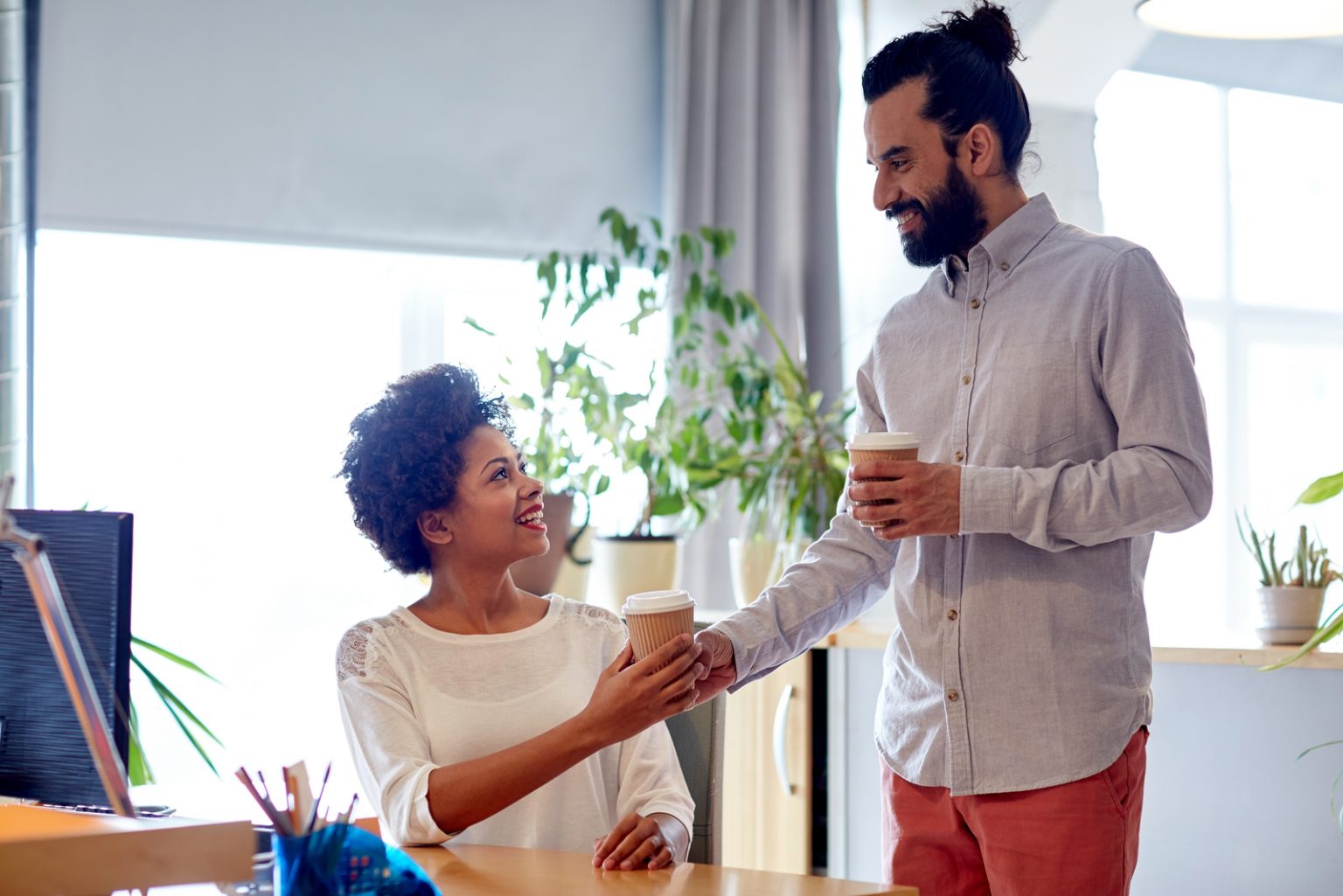 21 Signes De Flirt Au Travail À Repérer Facilement