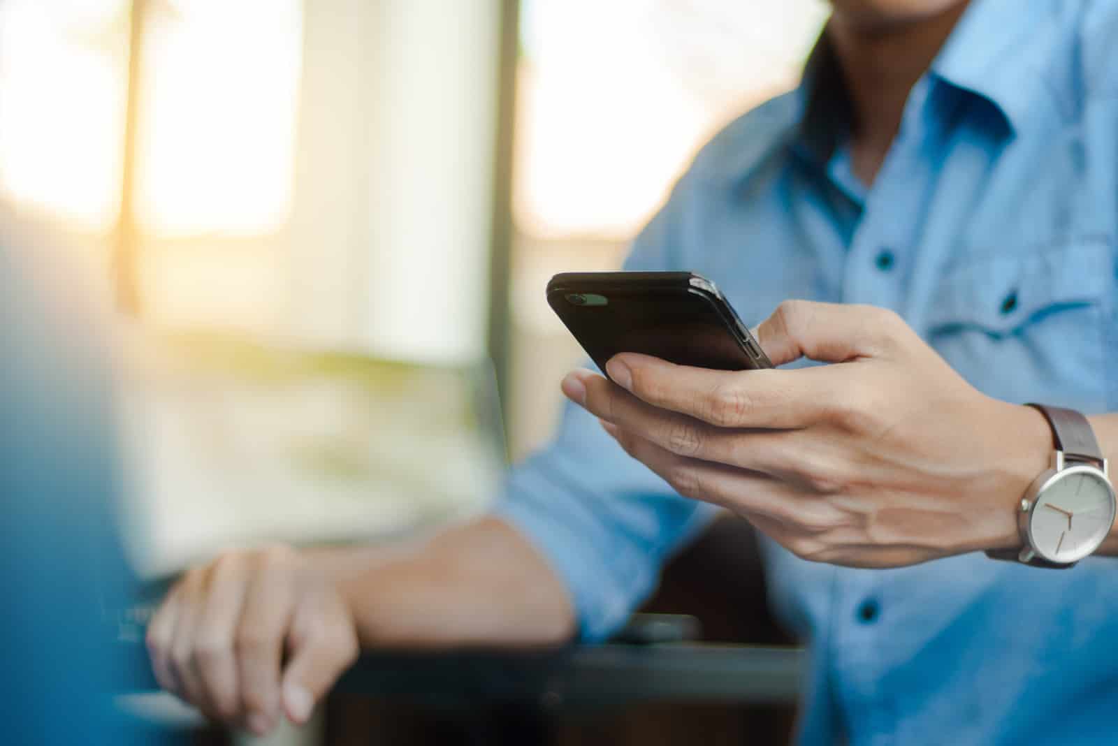 homme sous forme décontractée à l'aide de téléphone mobile