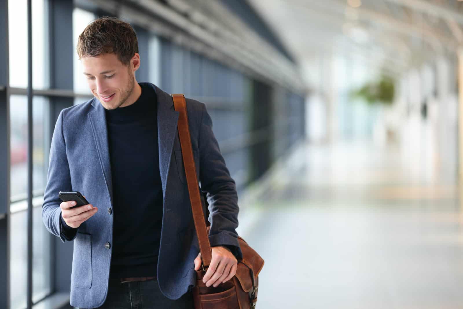 jeune homme d'affaires à l'aéroport