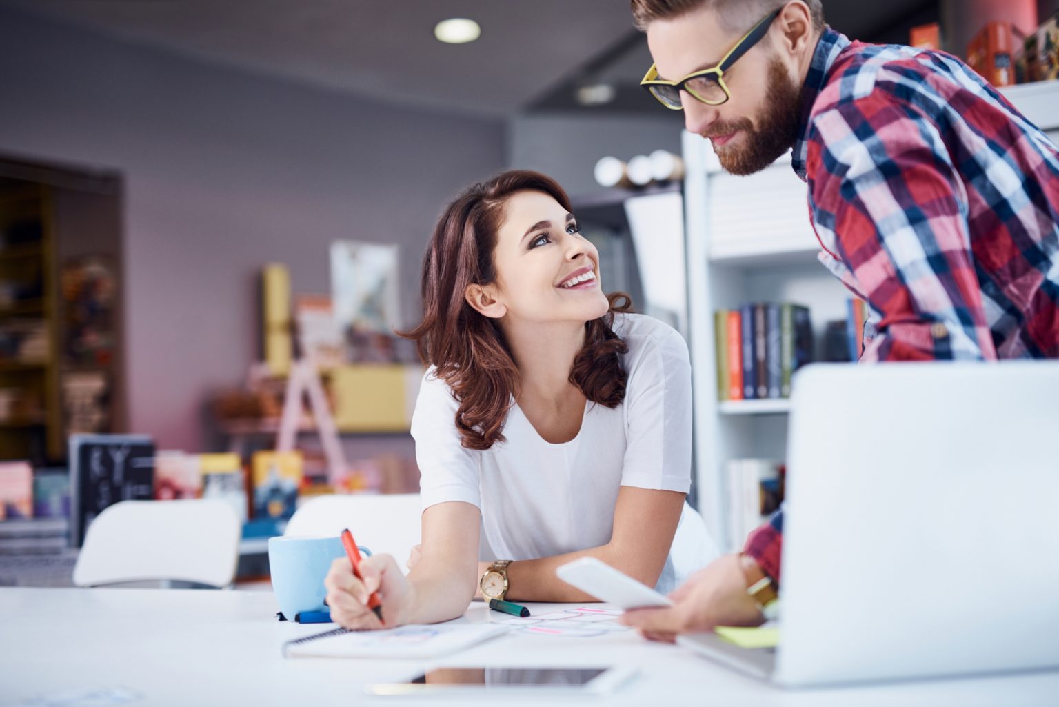 Signes De Flirt Au Travail Signes De Flirt Au Travail : 20 Signes Évidents Que Vous Plaisez À Un