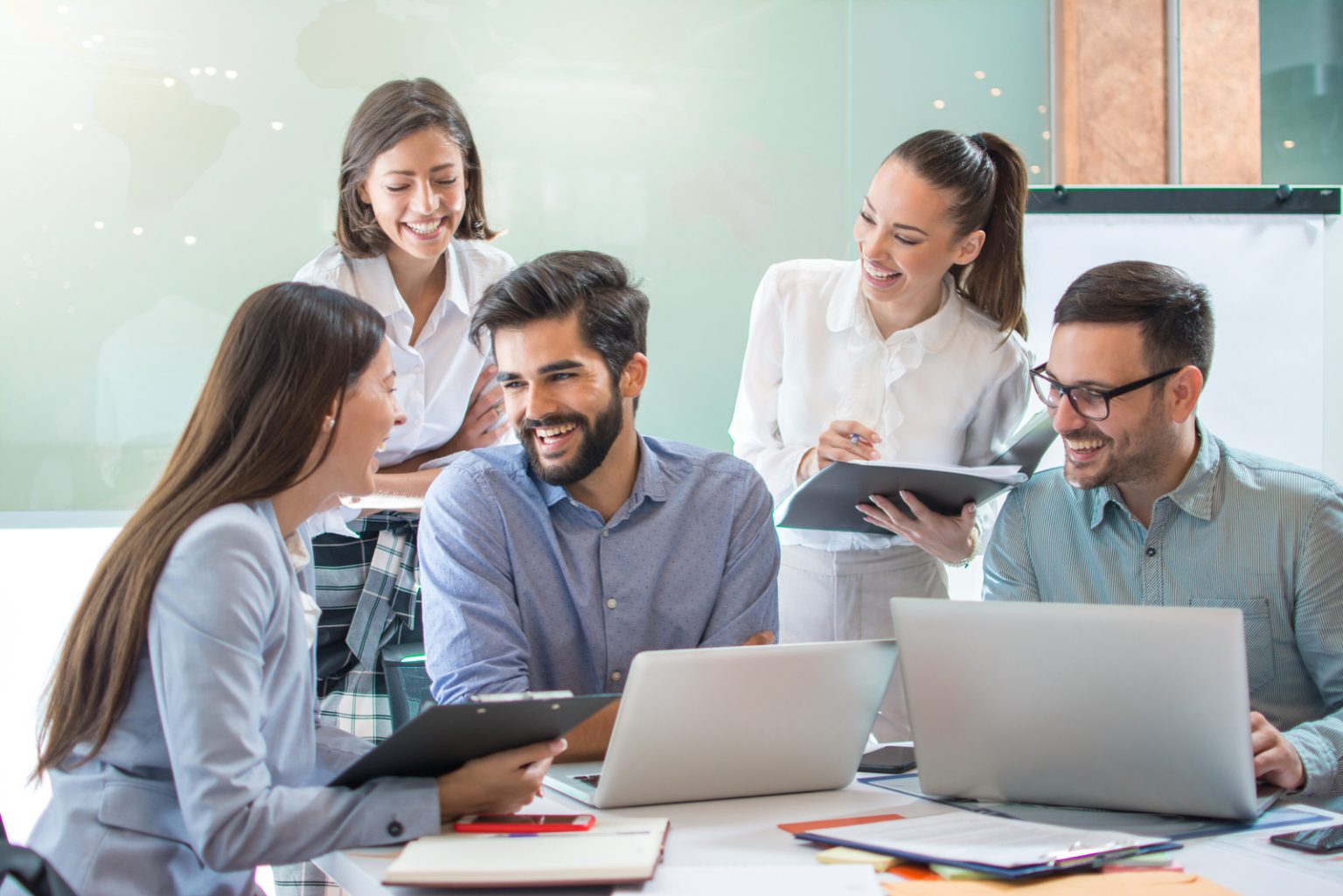 21 Signes De Flirt Au Travail À Repérer Facilement