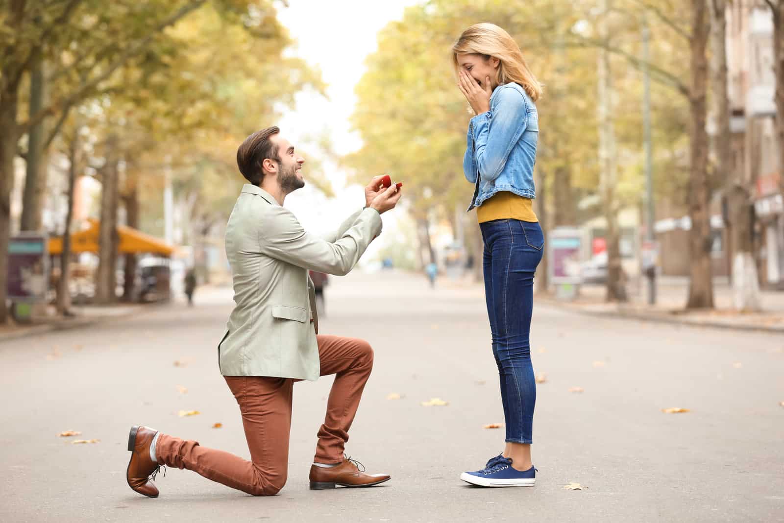 un homme a fiancé une femme dans la rue