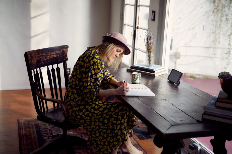 femme, à, chapeau, écriture, lettre, quoique, séance chaise