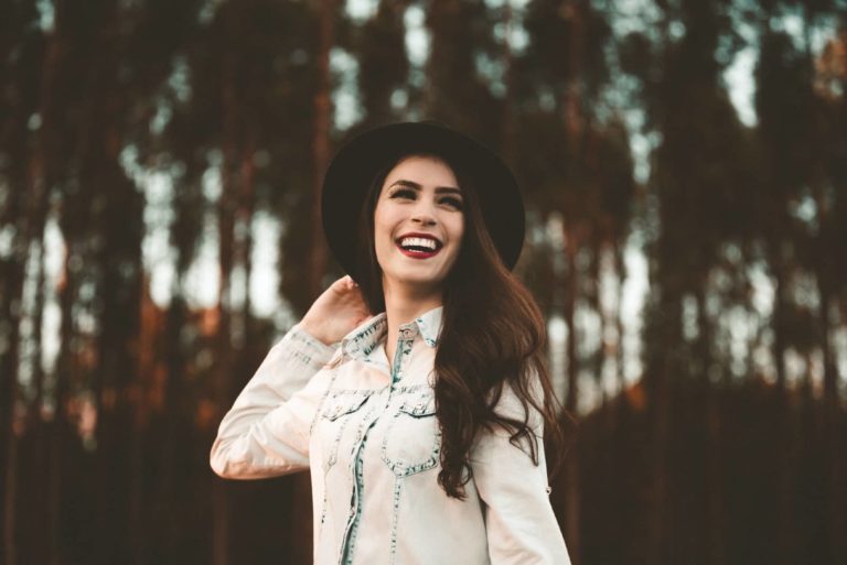 femme, à, chapeau noir, debout, dans, forêt
