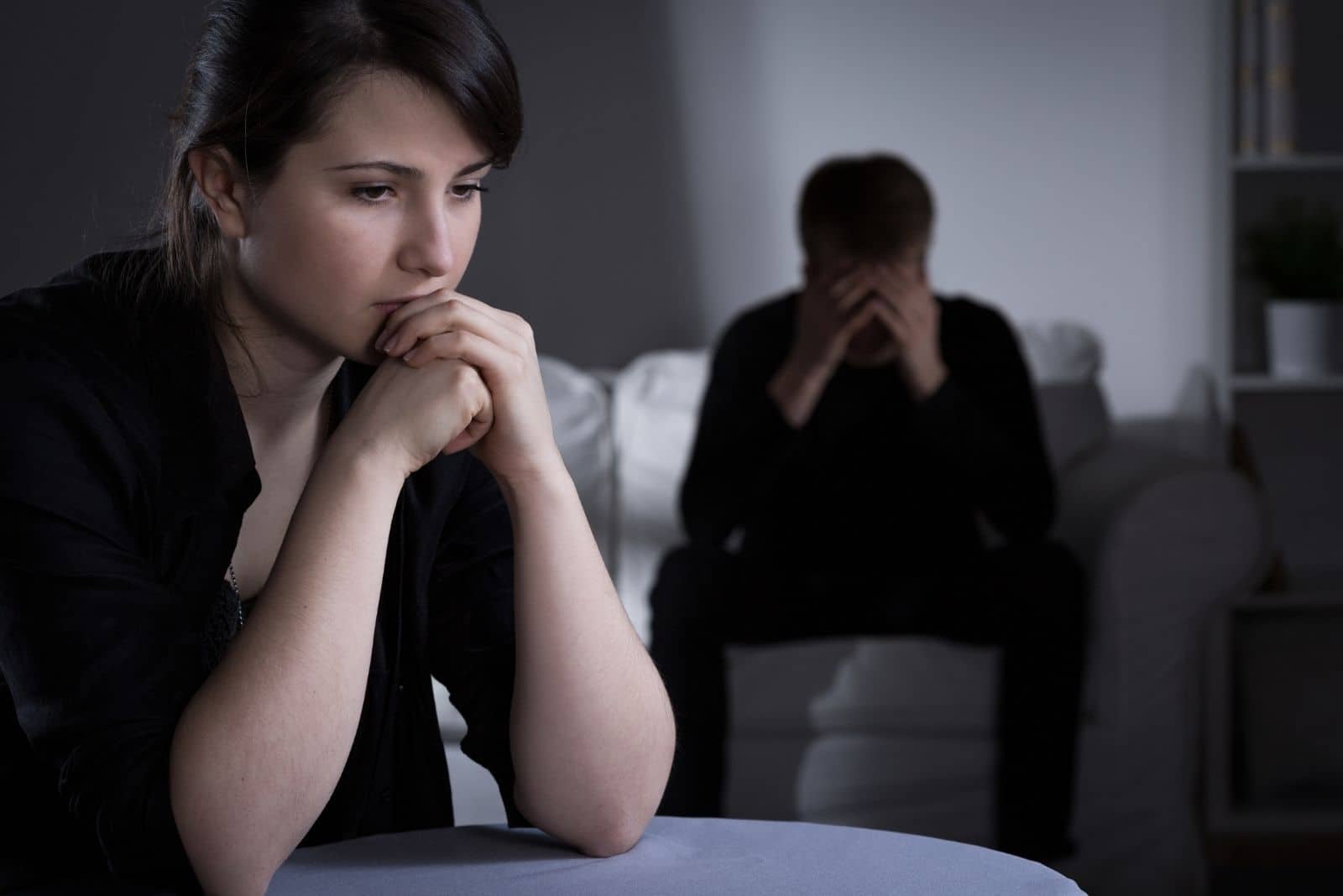 Femme mariée inquiète prenant une décision sur le divorce